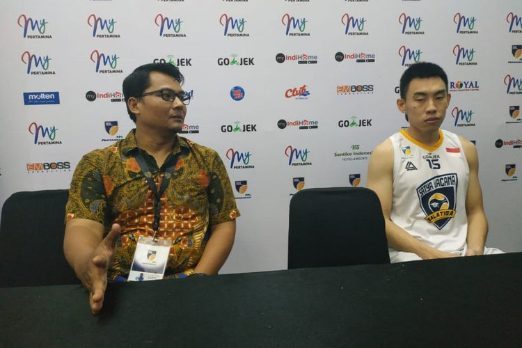 Pelatih Satya Wacana Salatiga Efri Meldi (kiri) dan pemainnya, Andre Adriano, saat menghadiri konferensi pers seusai laga hari pertama seri ke-6 IBL Pertamax 2018-2019, di GOR Pacific, Surabaya, Jawa Timur, Jumat (1/2/2019).