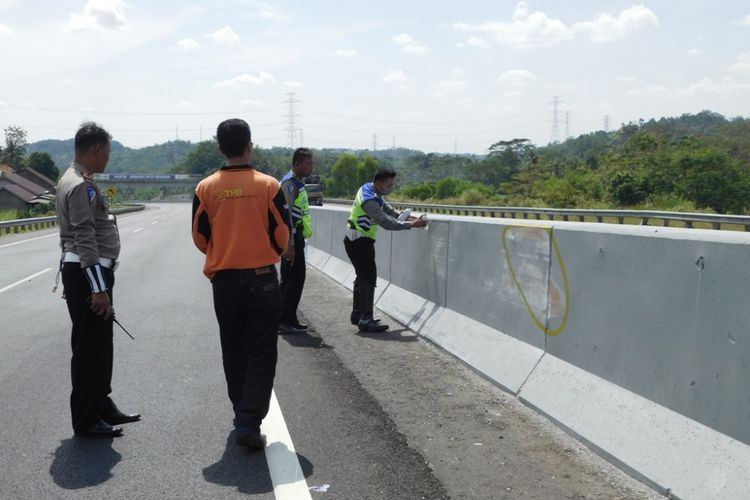 Kamis (13/7/2017) siang, anggota Satlantas Polres Semarang melakukan olah TKP kecelakaan di ruas tol Bawen-Ungaran Kilometr 25+500 B yang mengakibatkan sopir mobil Rush meninggal Rabu malam.