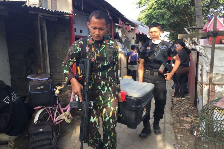 Unit Jibom Polda Jawa Barat bersama tim Inafis Polrestabes Bandung serta Densus 88 Antiteror melakukan penggeledahan di sebuah kamar kontrakan  di Jalan Jajaway, Kelurahan Antapani Kidul, Kecamatan Antapani, Kota Bandung Selasa (15/8/2017). 