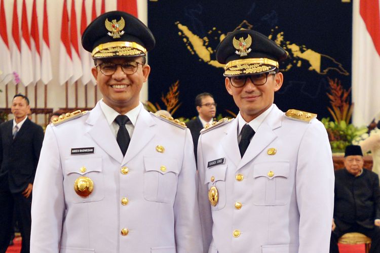 Gubernur DKI Jakarta Anies Baswedan (kiri) dan Wakil Gubernur Sandiaga Uno seusai pelantikan, di Istana Negara, Jakarta, Senin (16/10/2017). Presiden Joko Widodo melantik Anies Baswedan sebagai Gubernur DKI Jakarta dan Sandiaga Uno sebagai Wakil Gubernur DKI Jakarta untuk periode 2017-2022.