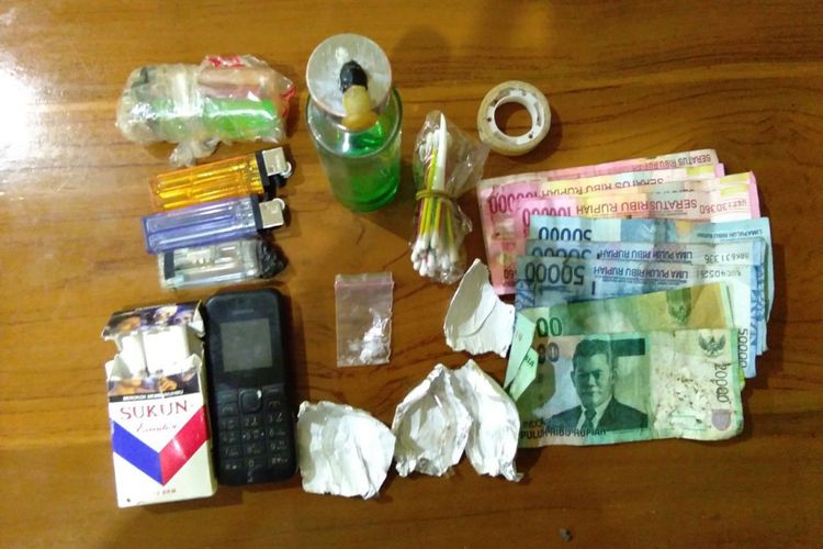 Satuan Reserse Narkoba Polres Blora, Jateng menunjukkan barangbukti sabu, bong, uang tunai dan handphone hasil penangkapan pengedar sabu, Kahir, Kamis (8/2/2018).
