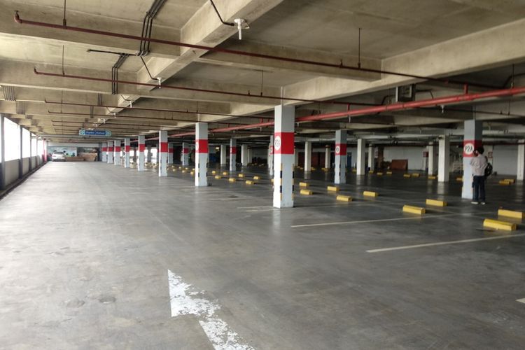 Kondisi lantai parkir P2A Mega Bekasi yang disiapkan untuk penumpang transjabodetabek premium, Jumat (16/3/2018).