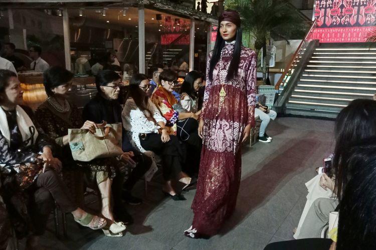 Koleksi bertema Heaven dari desainer Itang Yunasz yang dibawakan dalam perayaan Ramadhan in Style, Plaza Indonesia, Senin (21/5/2018). Koleksi tersebut dibawakan ke dalam dua babak, yakni heaven on earth dan heaven sent.