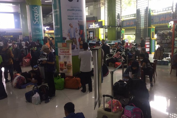 Keramaian penumpang di Stasiun Gambir, Jakarta Pusat sudah mulai terlihat, Jumat (8/6/2018).  Sejumlah tempat duduk di ruang tunggu tampak penuh sehingga membuat penumpang lainnya harus berlesehan di lantai. Kondisi serupa juga terlihat saat Kompas.com mendatangi  Stasiun Gambir, Kamis (7/6/2018) malam. 