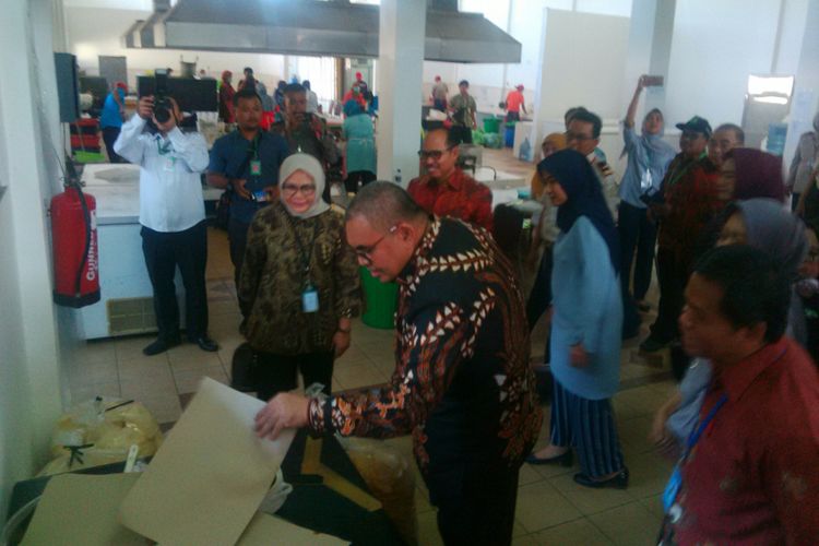 Rombongan dari Komisi IX DPR meninjau kondisi dapur di Asrama Haji Donohudan, Boyolali, Jawa Tengah, Selasa (24/7/2018).