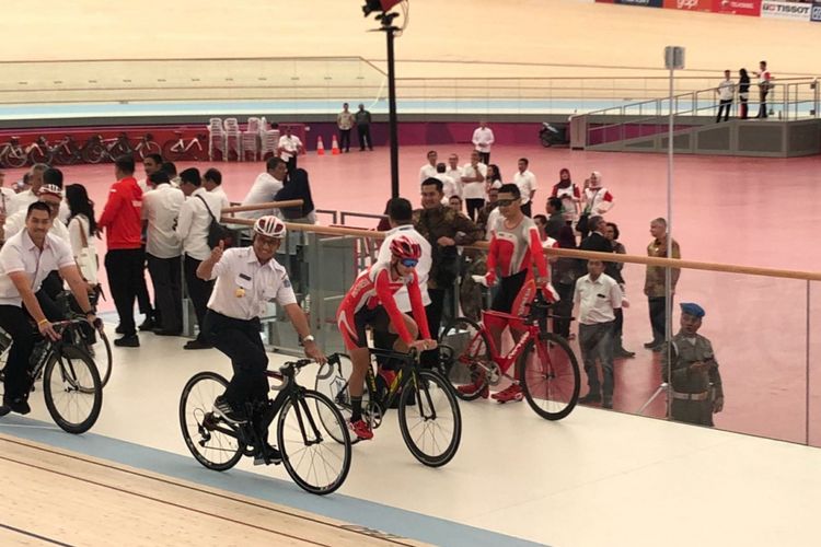 Gubernur DKI Jakarta Anies Baswedan bersepeda di Jakarta International Velodrome di Rawamangun, Rabu (15/8/2018). 