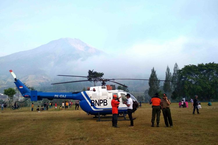 Helikopter pengangkut bom air milik BNBP membantu upaya pemadaman kebakaran di kawasan hutan Gunung Sumbing dan Sindoro wilayah Kabupaten Temanggung, Jawa Tengah, Kamis (13/9/2018).