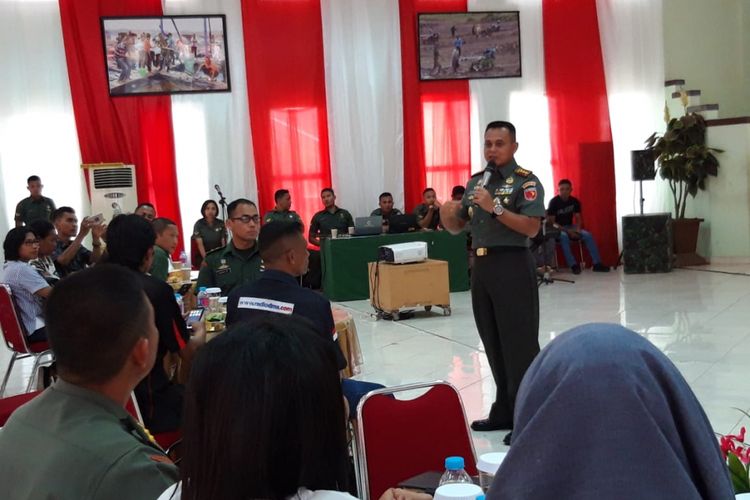 Komandan Korem 151 Binaya, Kolonel Inf Hartono saat menjawab pertanyaan waratwan dalam acara silaturahim dengan insan pers di Kota Ambon, Rabu (10/10/2018)