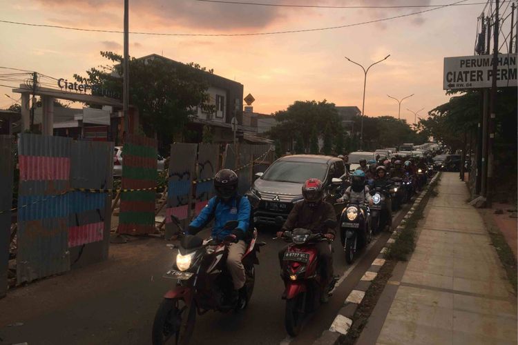 Kepadatan lalu lintas terjadi di Jalan Raya Ciater, Serpong, Tangerang Selatan. Kepadatan terjadi karena    pengerjaan Tandon Nusa Loka di Jalan Raya Ciater di depan Kompleks Perumahan Ciater Permai,  Jumat (16/11/2018). 