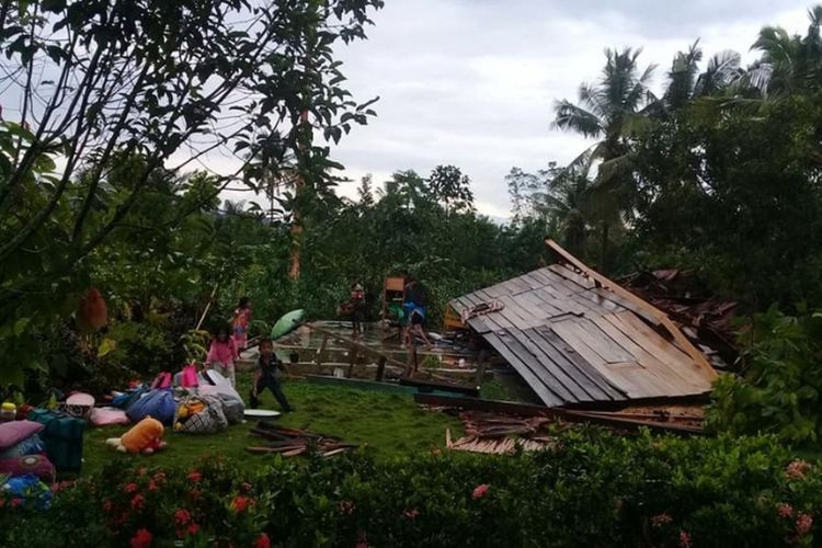 Puting beliung merusak rumah warga di Kecamatan Sabbang, Kabupaten Luwu Utara, Kamis (22/11/2018).