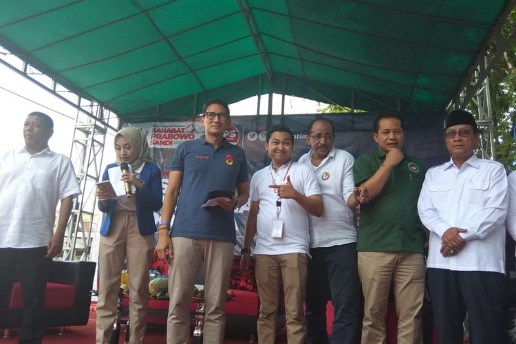 Cawapres Sandiaga Uno bersama relawan saat berkunjung di Surabaya, Selasa (1/1/2019)