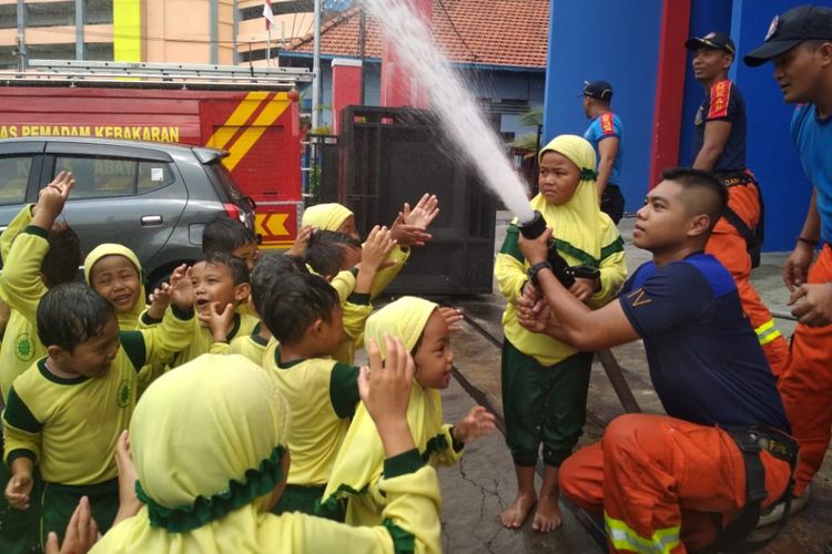 Petugas Dinas Pemadam Kebakaran Kota Surabaya memberikan edukasi tentang bahaya kebakaran kepada siswa-siswi taman kanak-kanak di kantor Dinas PMK Surabaya, Senin (25/2/2019).