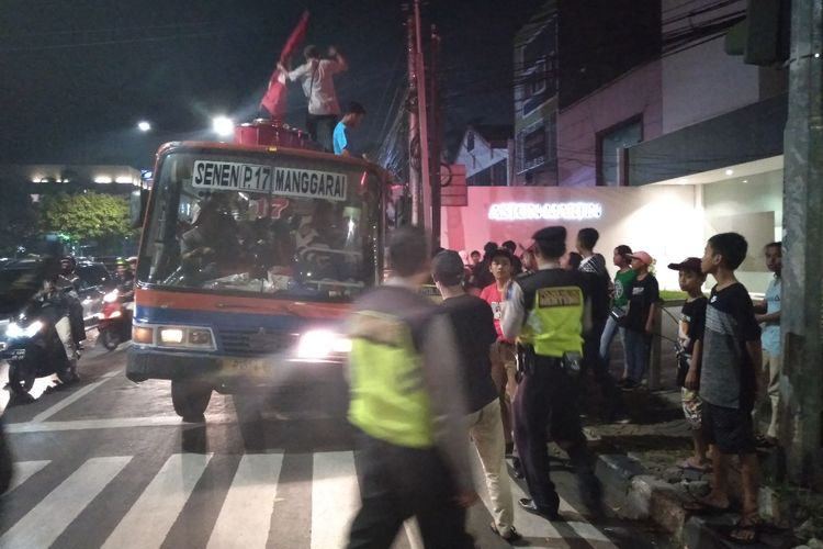 Bus Metromini Diberhentikan Polisi Saat Bawa Penumpang Hingga Duduk di Atap Ketika Malam Takbiran di Menteng, Jakarta Pusat, Selasa (4/6/2019)