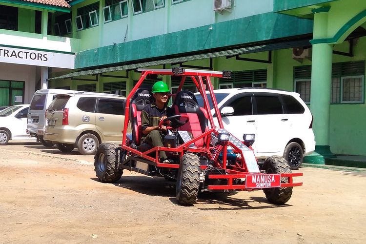 Siswa SMK Maarif NU 1 Sumpiuh, Kabupaten Banyumas, Jawa Tengah, menciptakan mobil listrik yang diberi nama Mobil Listrik Maarif (Molisma), Senin (2/9/2019).