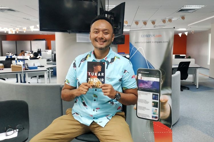 Penerbit GPU meluncurkan buku kumpulan cerpen terbaru karya Valiant Budi (Vabyo) berjudul Tukar Takdir. Vabyo berkesempatan mengunjungi Kompas.com (24/5/2019) untuk berbagi proses kreatifnya menulis buku terbarunya tersebut.