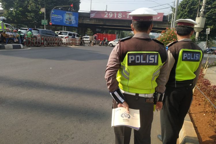 Polisi berjaga di kawasan ganjil genap di Fatmawati, Jakarta Selatan