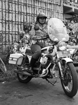 Sersan Dua Siswanti, anggota Brigade Motor Polisi Wanita Lalulintas Kodak Metro Jaya. Terkait foto dan berita yang dimuat Jumat, Kompas 16-10-1981.