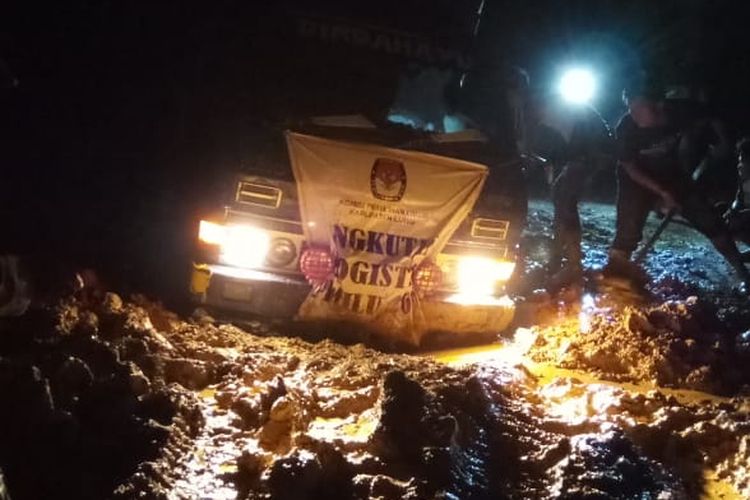 Angkutan distribusi logistik di Kecamatan Bastem, Kabupaten Luwu sempat terkendala akibat longsor.