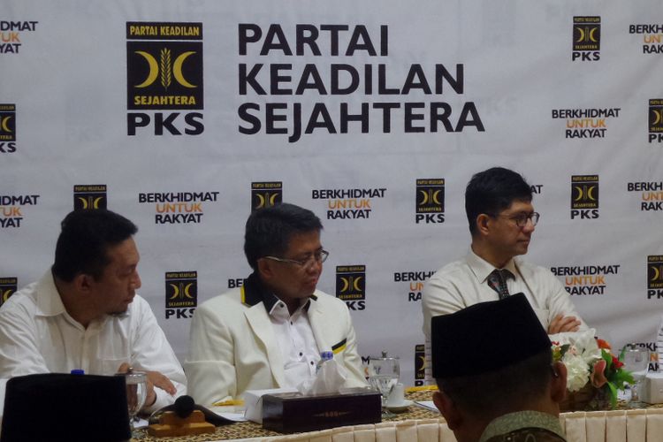 Wakil Ketua KPK Laode M Syarif dan jajaran pimpinan PKS dalam acara sosialisasi parpol berintegritas di kantor DPP PKS, Jakarta, Rabu (20/9/2017).