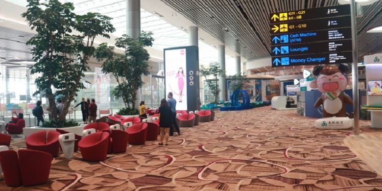 Area ruang tunggu calon penumpang di Terminal 4 Bandara Changi, Singapura, Selasa (25/7/2017). Terminal 4 Bandara Changi terdiri dari dua lantai, dengan bangunan setinggi 25 meter dan luas tanah kurang lebih sebesar 225.000 meter persegi atau sekitar 27 kali lapangan sepak bola.