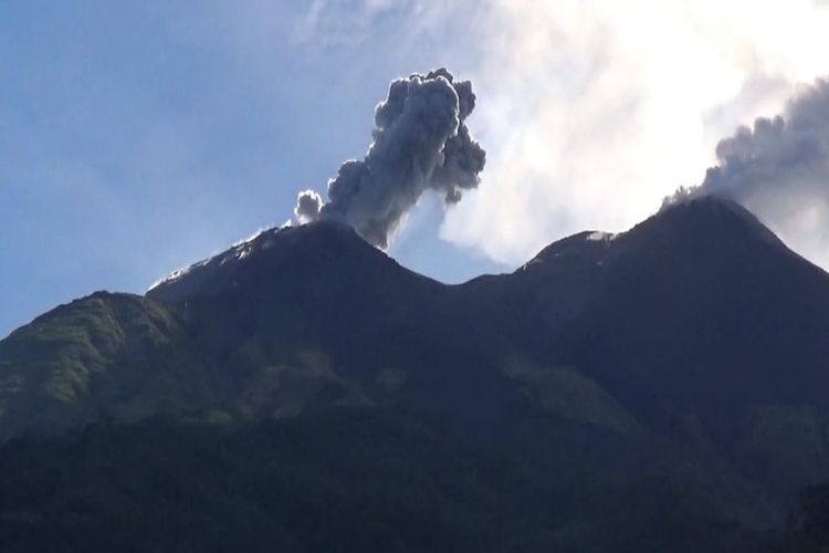 Kepulan asap dari kawah Gunung Karangetang dari sisi Utara, Kecamatan Siau Barat, Desember 2018 lalu.