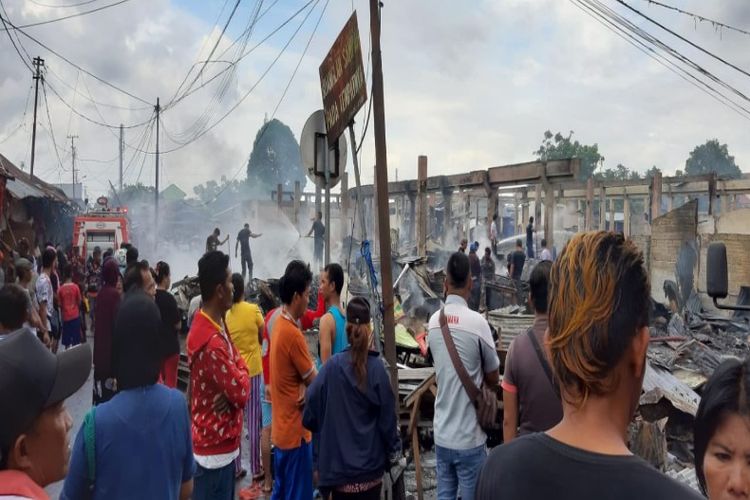 Lapak dan kios di Pasar Girian Bitung, Sulawesi Utara, terbakar pada Selasa (23/4/2019).