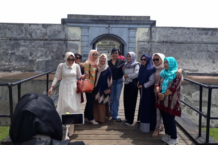 Maya Miranda Ambarsari bersama rekannya mengunjungi Benteng Marlborough di Kota Bengkulu, Selasa (22/1/2019).