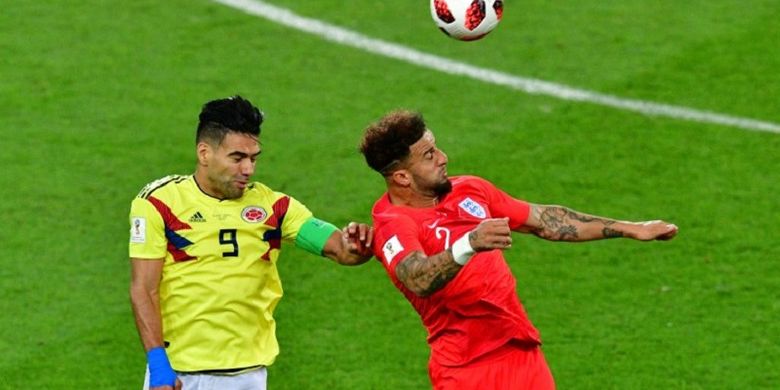 Radamel Falcao dan Kyle Walker memperebutkan bola dalam duel udara saat Kolombia berhadapan dengan Inggris pada babak 16 besar Piala Dunia 2018 di Stadion Spartak, 3 Juli 2018. 