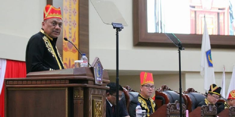 Gubernur Sulawesi Utara Olly Dondokambey dalam Rapat Paripurna Istimewa DPRD Sulut dalam rangka Hari Jadi ke 54 Provinsi Sulut, Senin (24/9/2018)