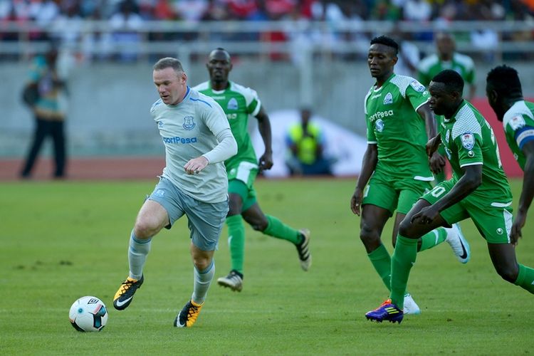 Striker Everton asal Inggris, Wayne Rooney (kiri), melewati hadangan pemain Gor Mahia dalam pertandingan final SportsPesa Super Cup di Dar-es-Salaam, Kamis (13/7/2017).