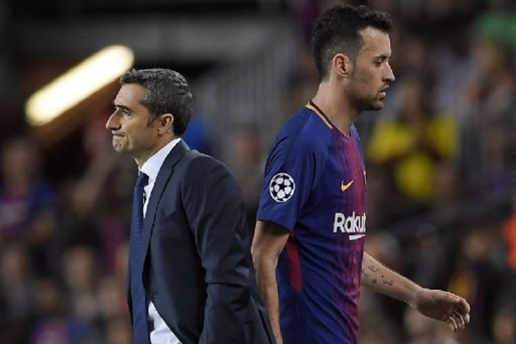 Sergio Busquets ditarik keluar oleh pelatih Ernesto Valverde saat Barcelona menjamu AS Roma di Camp Nou pada laga perempat final Liga Champions, Rabu (4/4/2018). 
