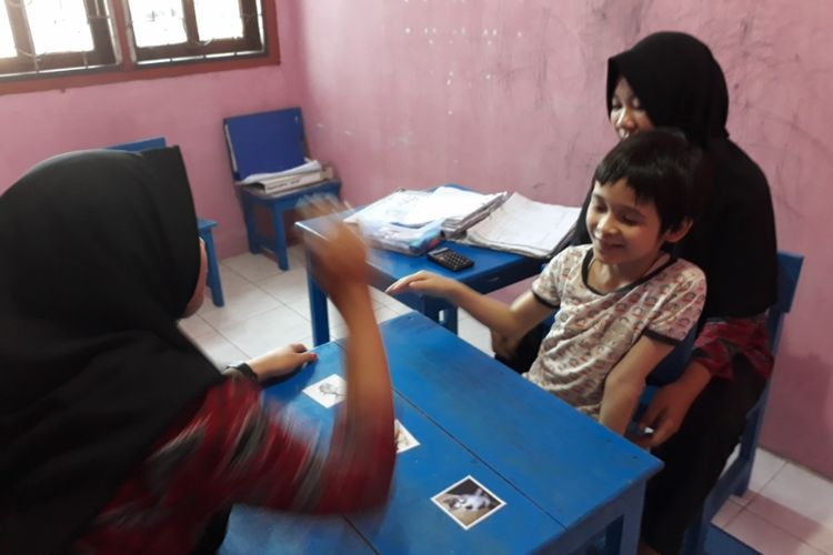 Fardan menjalani pendidikan dan terapi penanganan autis di Yayasan NBC yang didirikan oleh ibunya Dora Miranda.