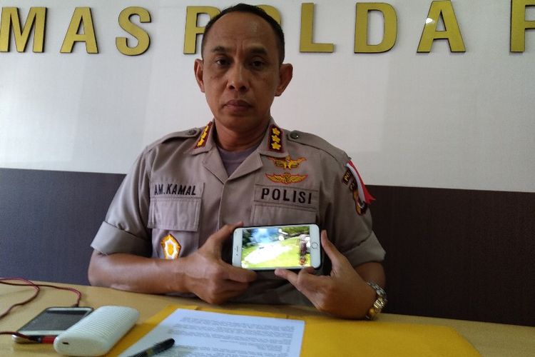 Kabid Humas Polda Papua, Kombes Pol. AM Kamal, menunjukan video pembakaran logistik pemilu di Distrik Tingginambut, Kabupaten Puncak Jaya, yang viral di media sosial, Rabu (24/04/2019).