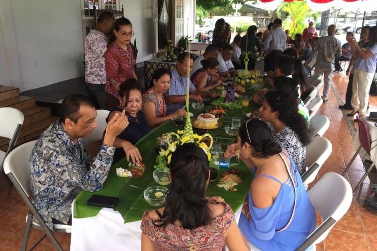 Sejumlah undangan lahap menyantap nasi liwet yang disajikan di atas daun pisang dalam sebuah acara di KBRI Paramaribo, Suriname, Minggu (13/8/2017).