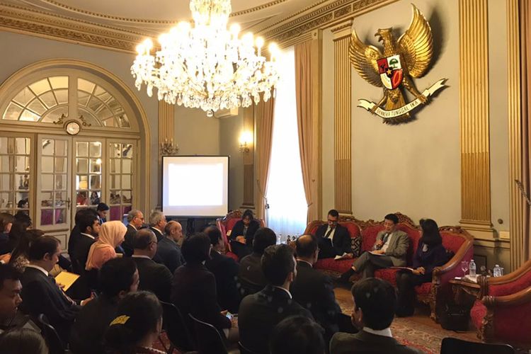 Mantan Menteri Luar Negeri Hassan Wirajuda saat berbicara dalam seminar ASEAN 50: The Way Forward ASEANs Response to Changing International Strategic Landscape di Roma, 23 Oktober 2017.