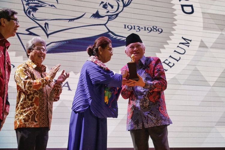 KH Ahmad Mustofa Bisri atau akrab disapa Gus Mus menerima penghargaan Yap Thiam Hien tahun 2017. Penghargaan diberikan dalam acara malam penganugerahan Yap Thiam Hien Award 2017 di Aula Perpustakaan Nasional, Jakarta Pusat, Rabu (24/1/2018). Dalam acara penganugerahan tersebut hadir Menkumham Yasonna Laoly, Menteri KKP Susi Pudjiastuti, Wakil Ketua KPK Laode M. Syarief, Komisioner Komnas HAM Beka Hapsara dan Wakil Ketua Komisi Yudisial Sukma Violetta. 