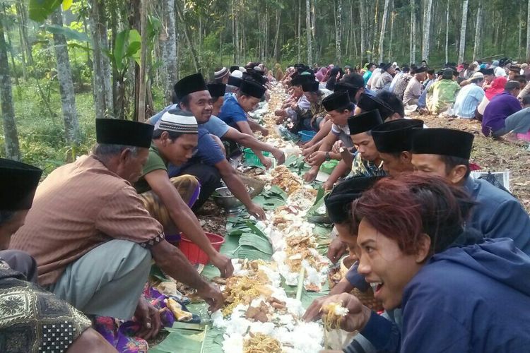Ratusan warga di Desa Kalongan, Kecamatan Ungaran Timur, Kabupaten Semarang, Jumat (13/4/2018) pagi, menggelar tradisi Sadranan. 