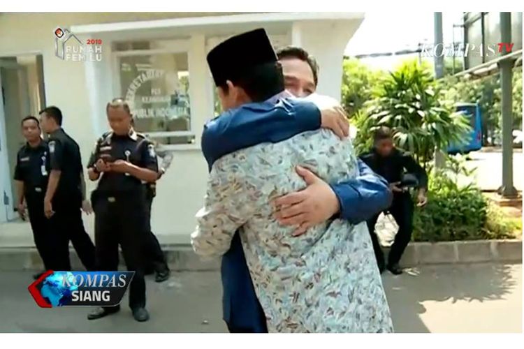 Ketua Tim Kampanye Nasional Jokowi-Maruf, Erick Thohir, berpelukan dengan bakal calon wakil presiden Sandiaga Uno saat bertemu di acara pernikahan putra Bambang Soesatyo, Sabtu (8/9/2018).