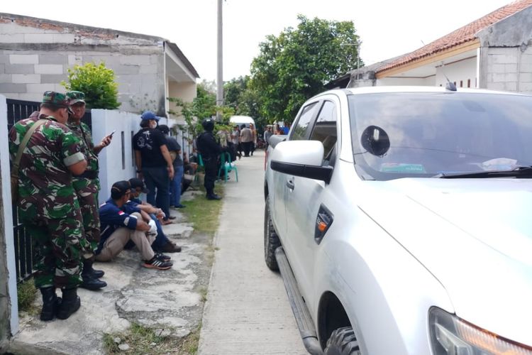 Suasana penggeledahan rumah kontrakan terduga teroris Rafli di Kavling Barokah, Kelurahan Bahagia, Kecamatan Babelan, Kabupaten Bekasi, Kamis (9/5/2019).