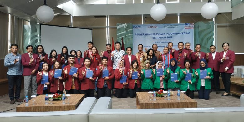 BRI memberikan beasiswa Indonesia Cerdas bagi mahasiswa Untar dan 5 mahasiswa STIKes Tarumanagara pada 13 Desember 2018 bertempat di Ruang Pertemuan Rektorat Untar.