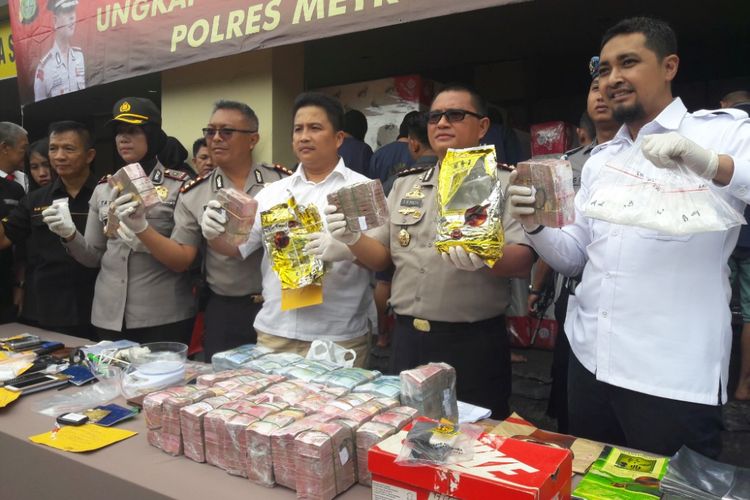 Wakapolres Meteo Jakarta Utara, AKBP Efried Richard Maith, memamerkan sejumlah barang bukti penangkapan tujuh anggota jaringan pengedar narkoba di Mapolres Jakarta Utara, Senin (5/2/2018)