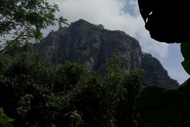 Pemandangan tebing Gunung Bongkok dilihat dari kaki tebing di Desa Sukamulya, Kecamatan Tegal Waru, Kabupaten Purwakarta, Jawa Barat, Minggu (14/4/2019). Gunung Bongkok merupakan salah satu titik wisata panjat tebing di Jawa Barat.