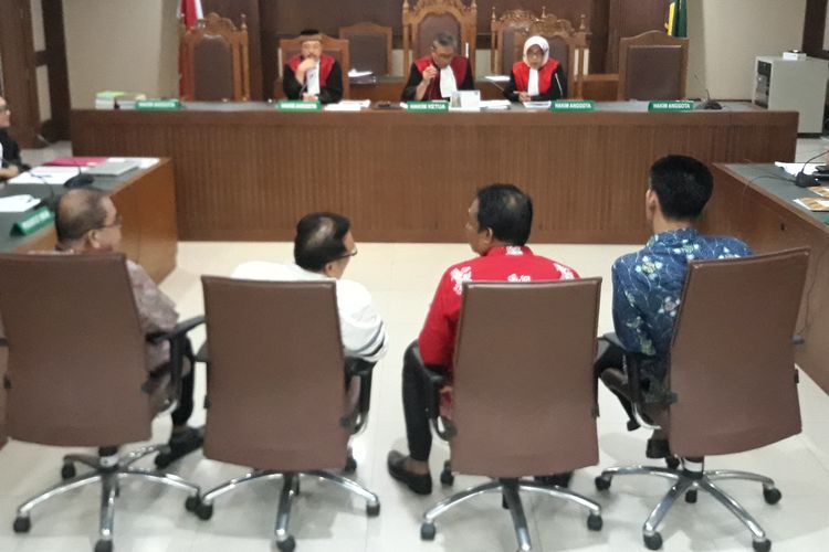Empat anggota DPRD Kalimantan Tengah, Borak Milton, Punding L H Bangkan, Edy Rosada dan Arisavana duduk di kursi terdakwa di Pengadilan Tipikor Jakarta, Rabu (13/3/2019).