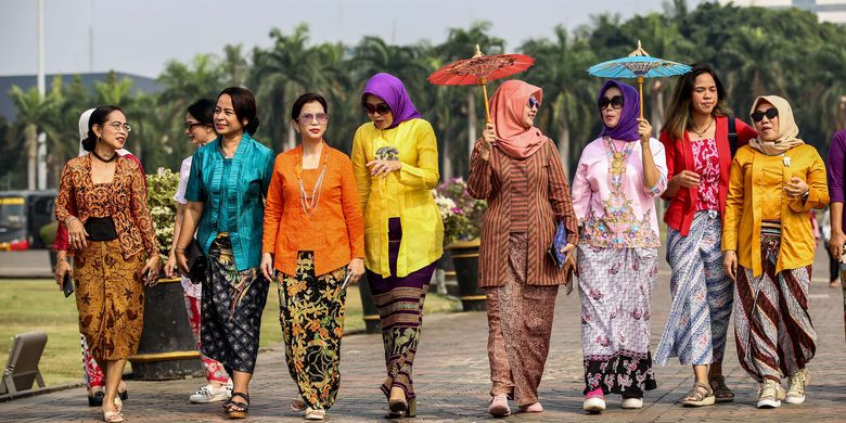 Sekelompok pegiat kebaya, menggelar kampanye gerakan #SelasaBerkebaya di sekitaran Tugu Monas, Jakarta Pusat, Selasa (2/7/2019). Kampanye #SelasaBerkebaya ini digagas untuk membiasakan perempuan mengenakan kebaya.