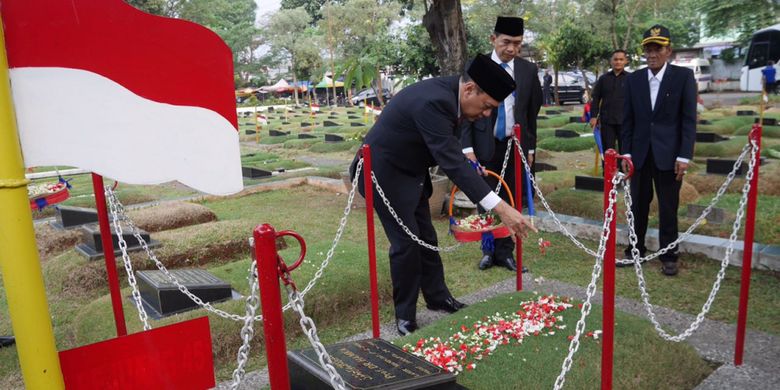 Gubernur Bank Indonesia (BI) Agus DW Martowardojo melakukan ziarah dan tabur bunga di TPU Tanah Kusir, Kamis (10/8/2017).
