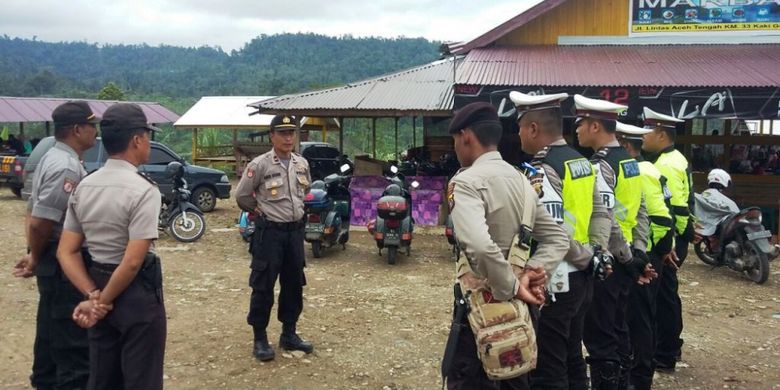 Polisi bersiaga di lokasi wisata Gunung Salak, Kabupaten Aceh Utara, Senin (25/12/2017).