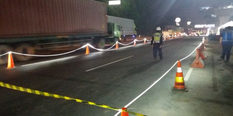 Perbaikan di Jalan Tol Jakarta-Cikampek pada Selasa (17/7/2018) malam.
