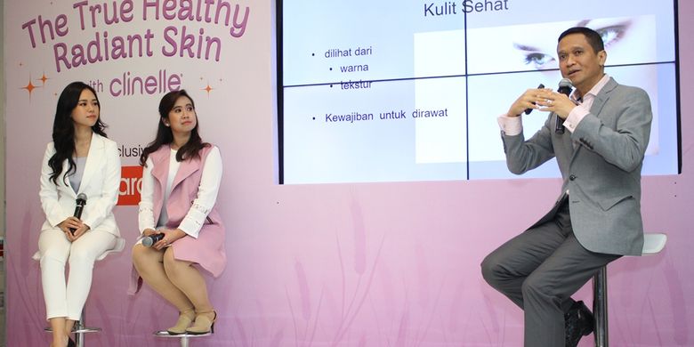 Dari kiri ke kanan: Molita Lin, Beauty Influencer,  Beatrix Pratisari, FMCG Marketing & Sales Manager, EIG Indonesia, dan Dr. Abraham Arimuko, Sp.KK, di acara peluncuran Clinelle WhitenUp di Jakarta (29/11/2018).
