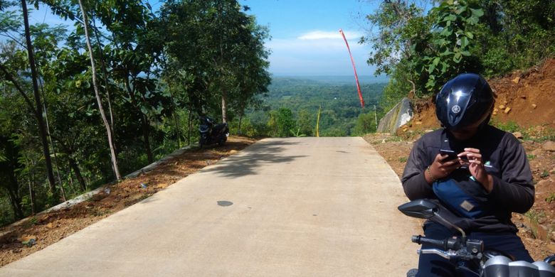 Jalan menuju Embung Tertinggi di Gunungkidul, DI Yogyakarta.