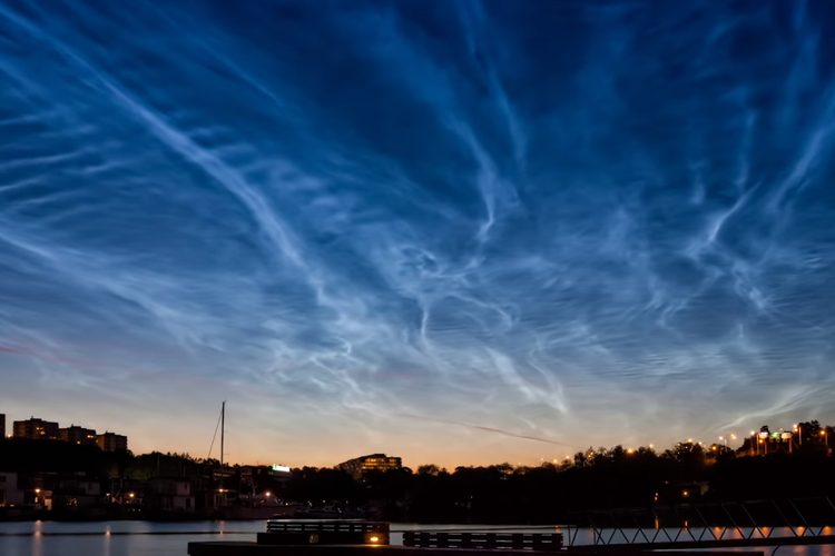 Fenomena awan biru elektrik yang langka